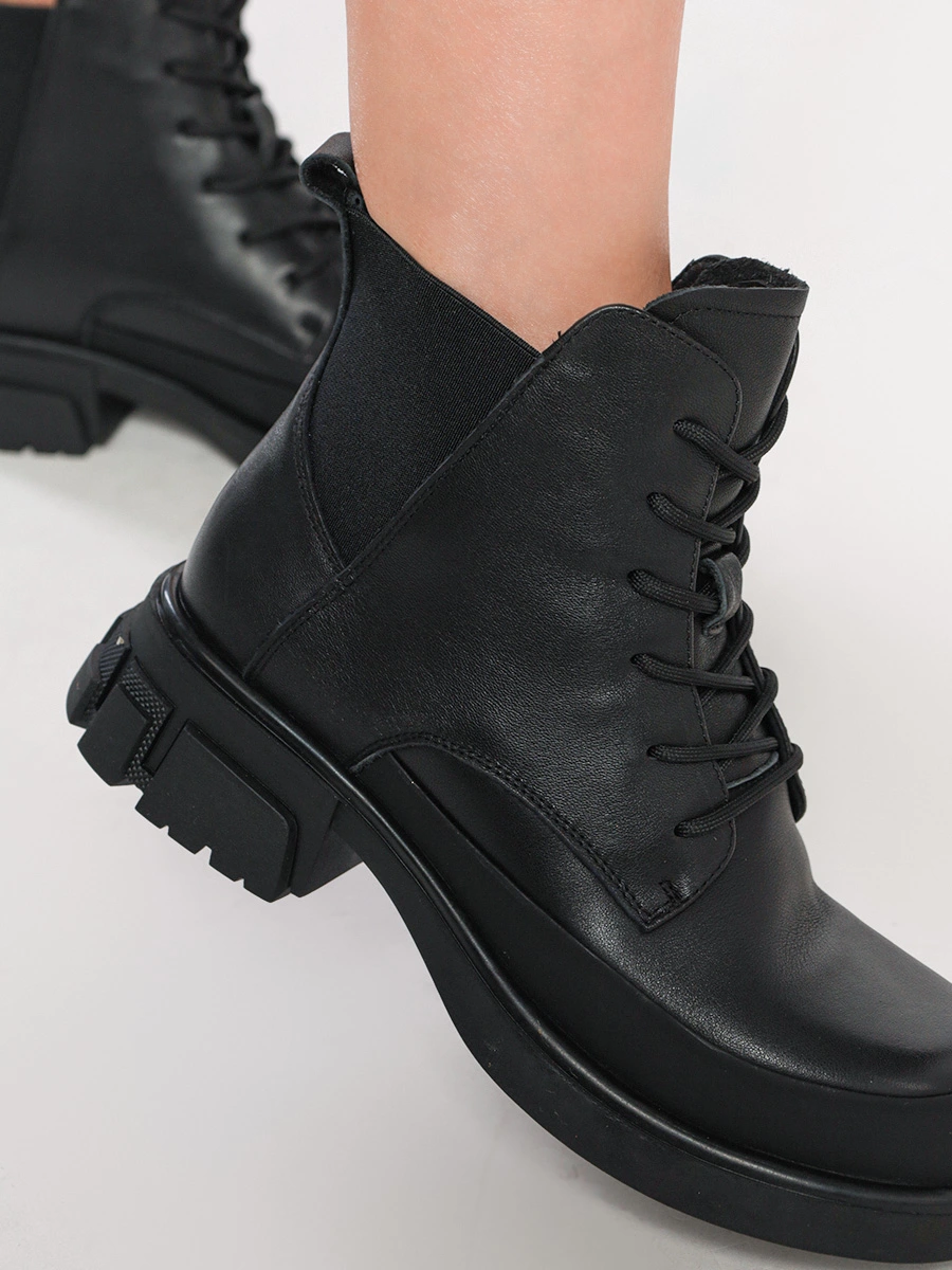 Ботинки-дерби черного цвета с эластичной вставкой